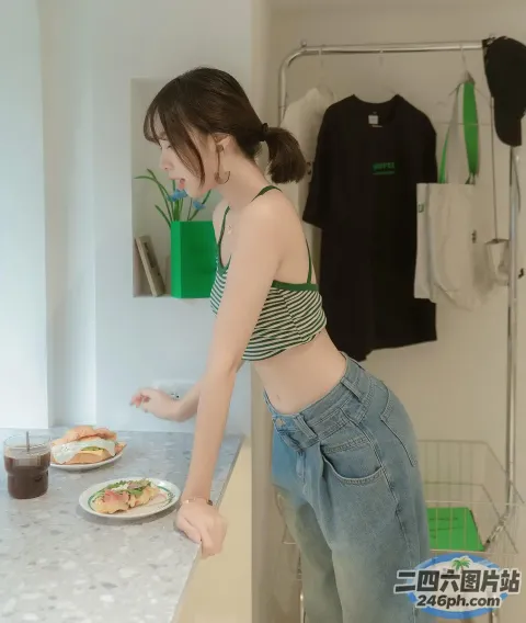 柜台前站着一个女人，手里拿着一盘食物
