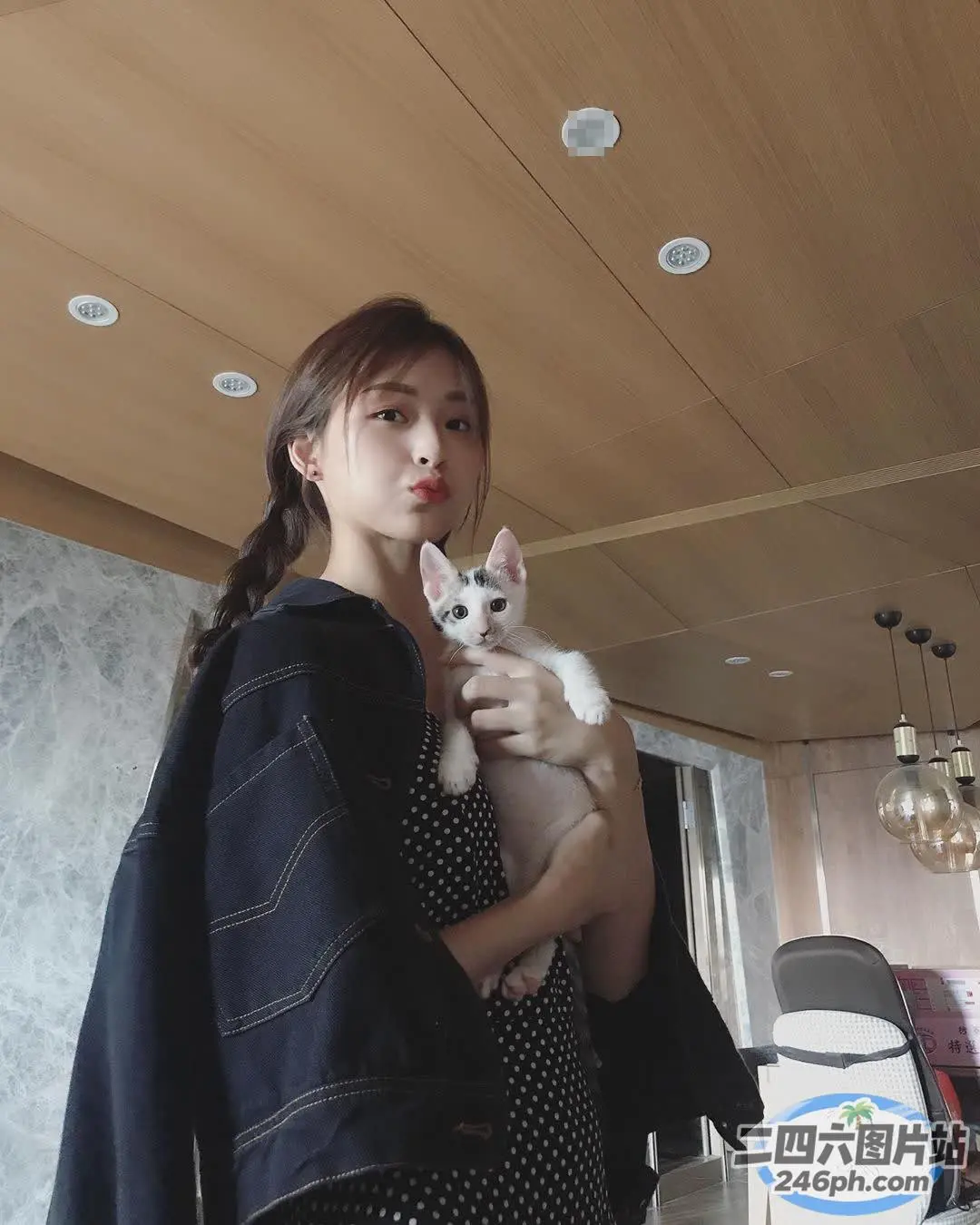 房间里抱着猫的女人