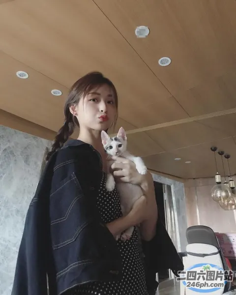 房间里抱着猫的女人