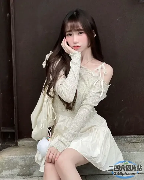阿拉伯女 人 穿着白色连衣裙 手拿白色钱包 坐在台阶上