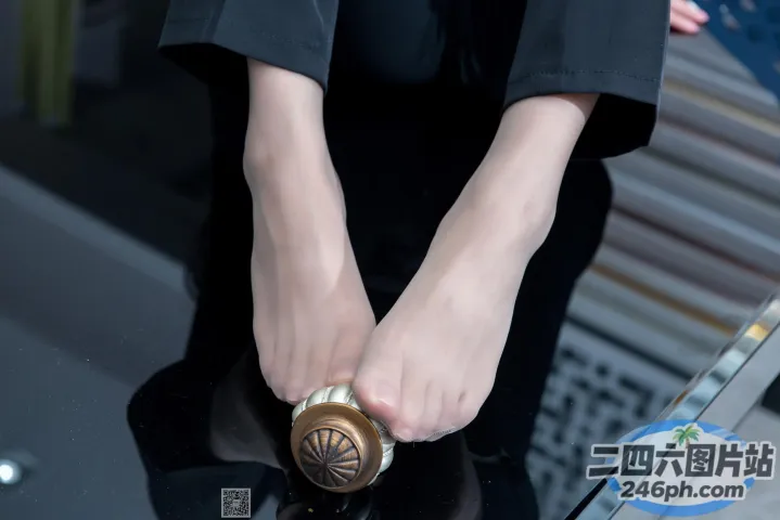 有人手里拿着一瓶酒