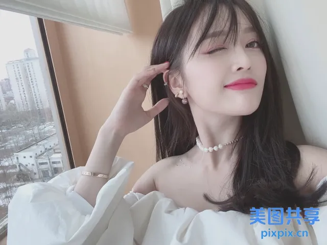 身穿白色连衣裙和珍珠项链的黑长发阿拉夫女人
