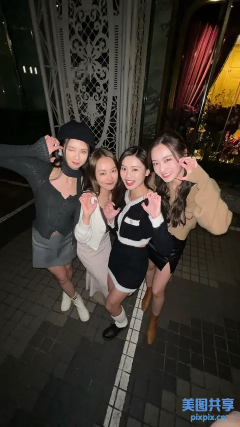 几名妇女在一栋建筑前合影留念