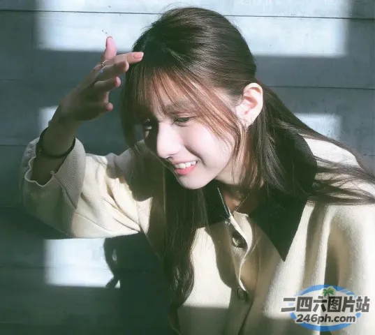 长发白衬衫女人的特写