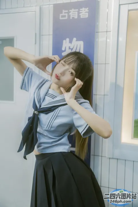 有一位身穿制服的女子摆姿势拍照