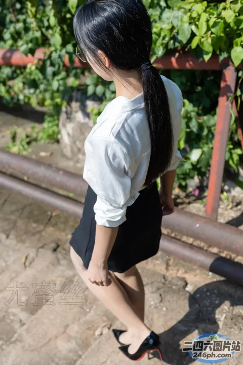 身穿短裙和白衬衫的 Araffed 亚洲女子