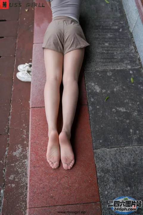 有个女人盘着腿躺在地上