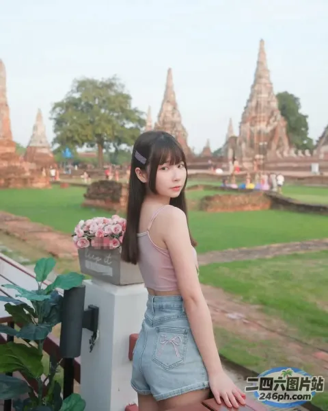 有一个女人站在草地上的长凳上
