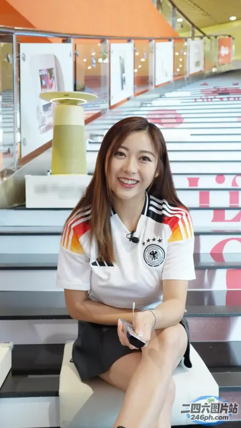 女人坐在保龄球馆的长凳上，脸上挂着微笑