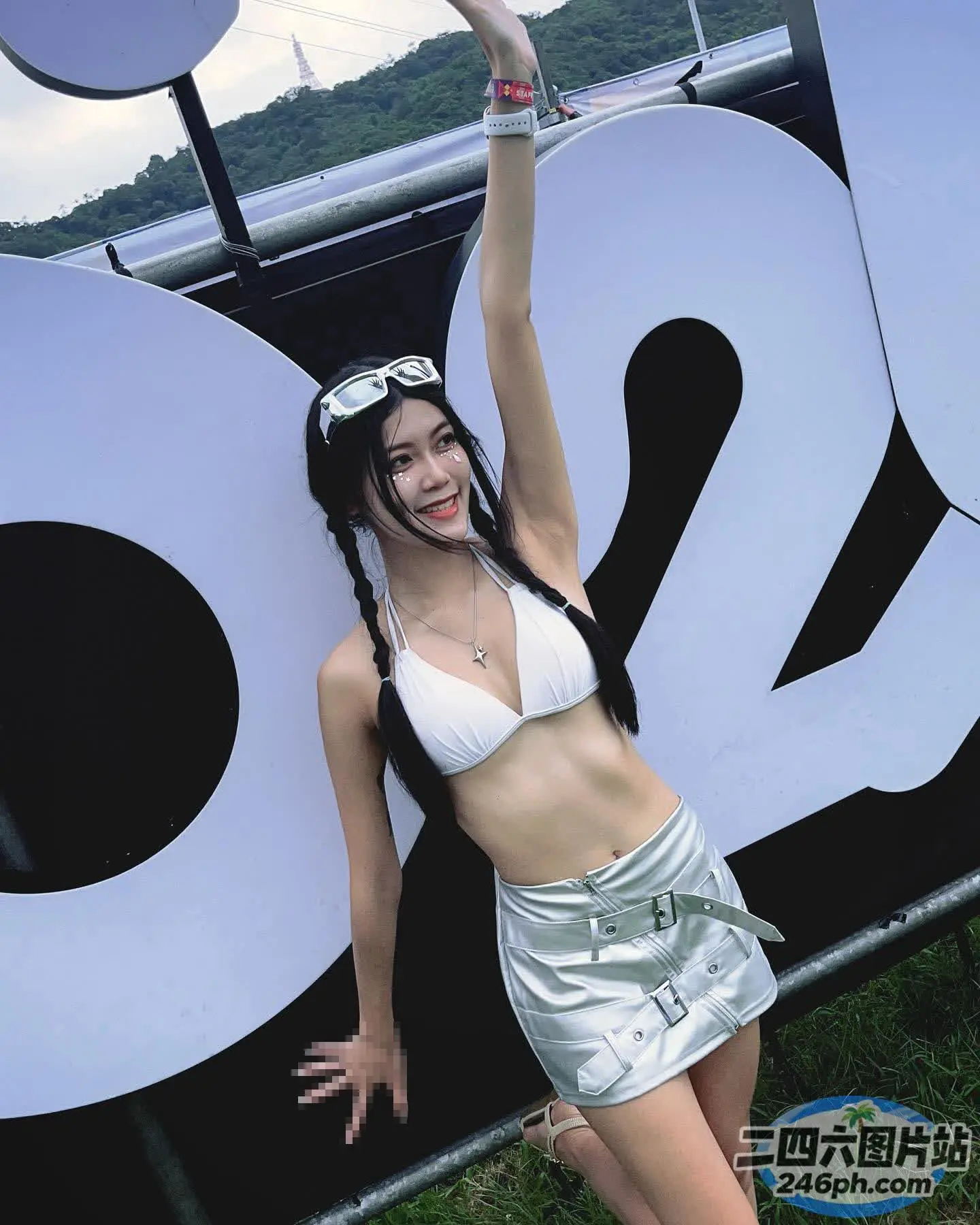 身穿白色比基尼的 arafed 女子合影留念