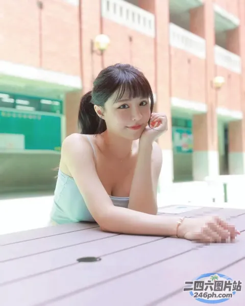 坐在木桌上、身穿蓝色连衣裙的阿拉夫德女人