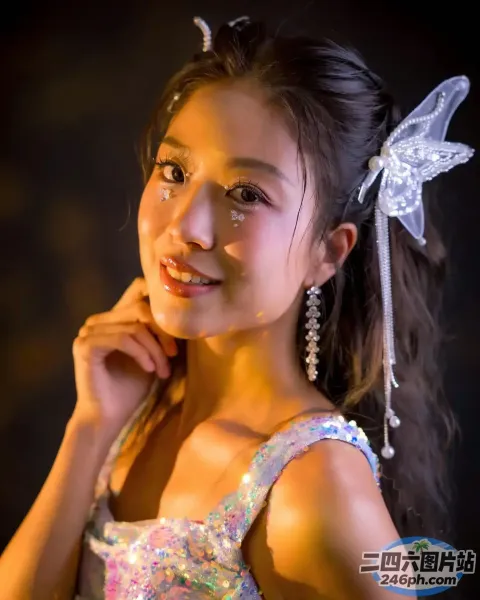 戴蝴蝶发夹和闪亮连衣裙的亚洲女孩