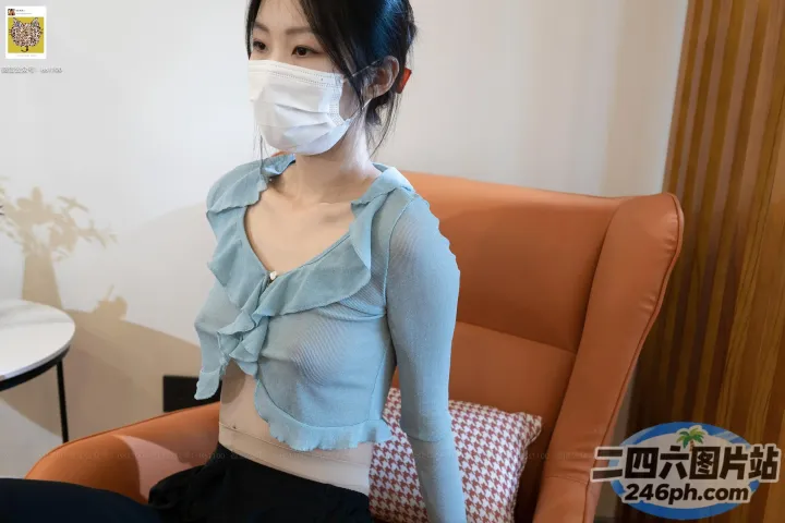 有个女人坐在椅子上，戴着口罩