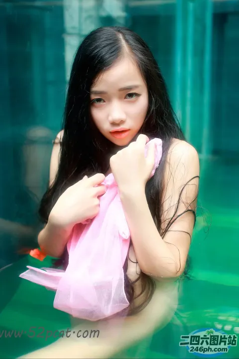 拿着毛巾在游泳池里的 arafed 亚洲女人