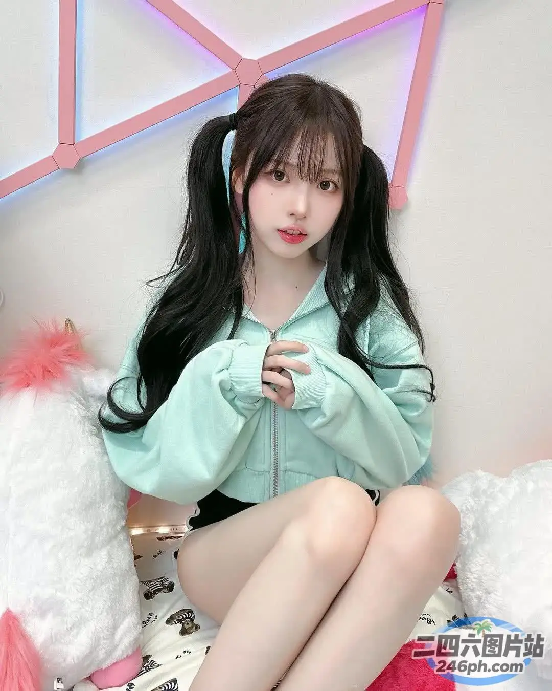 一个人和泰迪熊坐在床上的特写