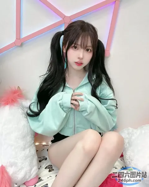 一个人和泰迪熊坐在床上的特写