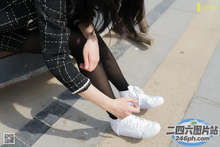 有个女人坐在长凳上，脚踩着鞋子