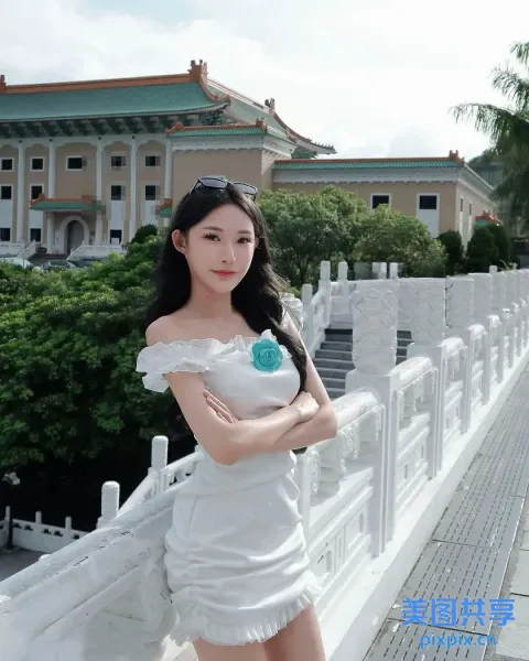 身穿白色连衣裙的 Araffe 女子在桥上摆姿势，上面有一朵蓝色的花朵