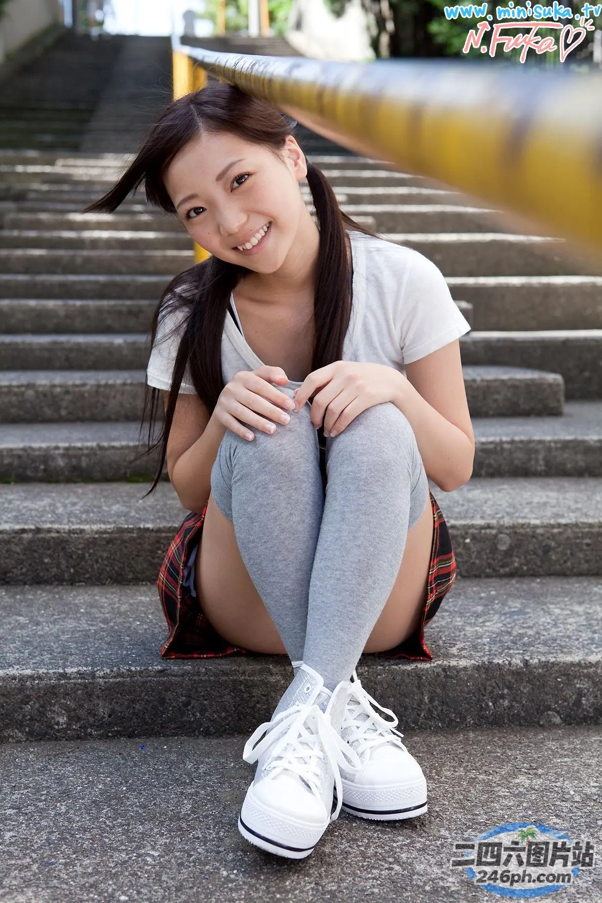 阿拉夫德亚洲妇女盘腿坐在台阶上