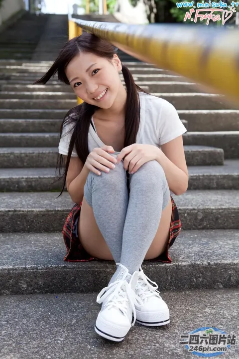 阿拉夫德亚洲妇女盘腿坐在台阶上