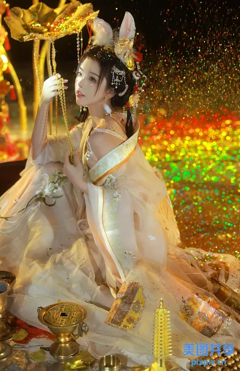 床上坐着一个穿着白色连衣裙的女人