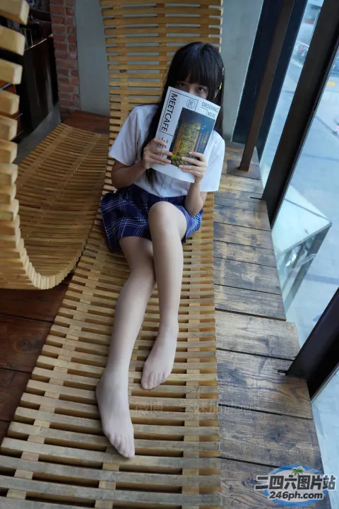 阿拉菲德孩子坐在木凳上看书