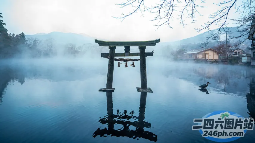 湖中央有一个小鸟居