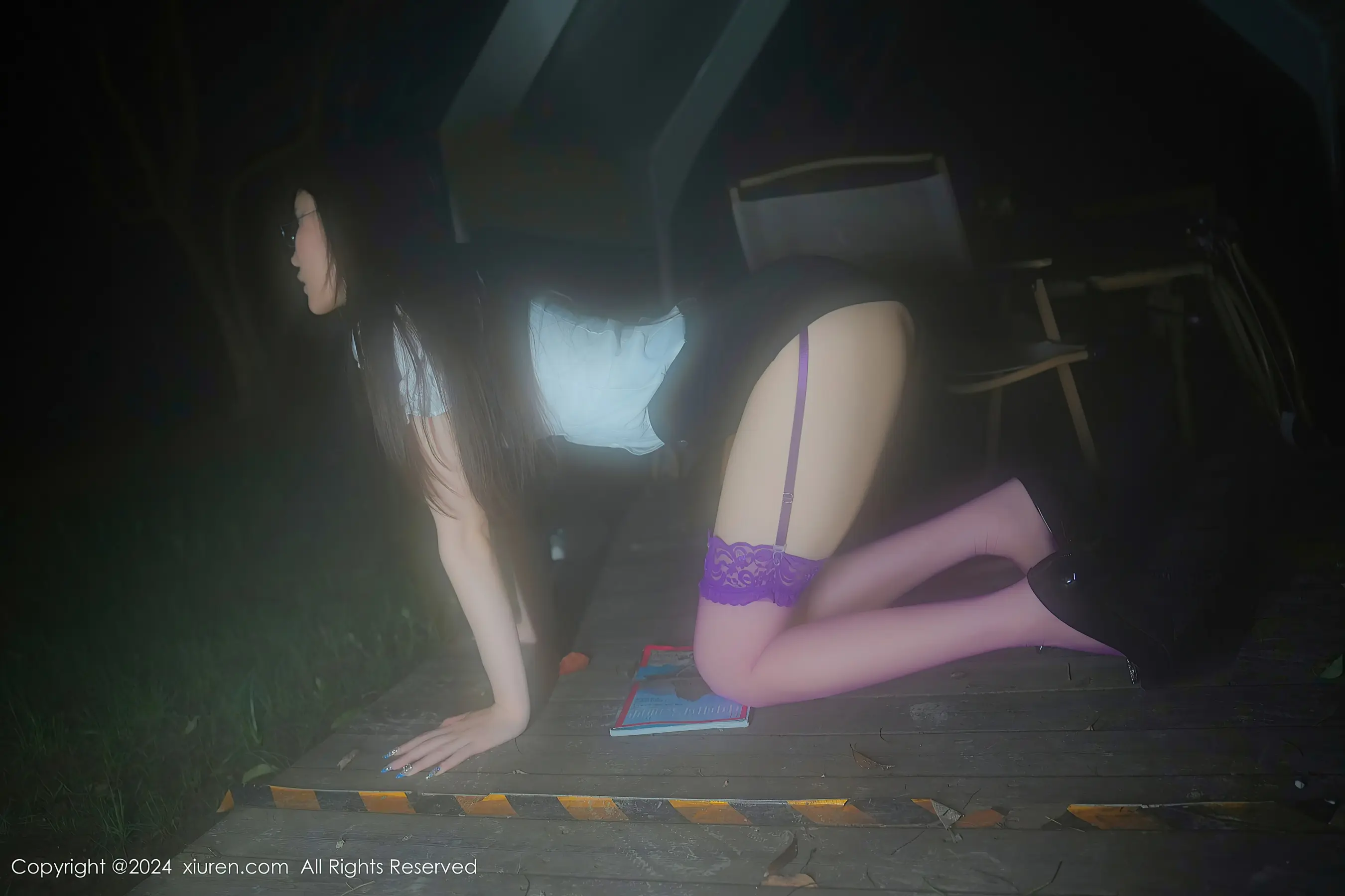 有一位穿着紫色文胸上衣的女士和一位穿着黑色文胸上衣的女士
