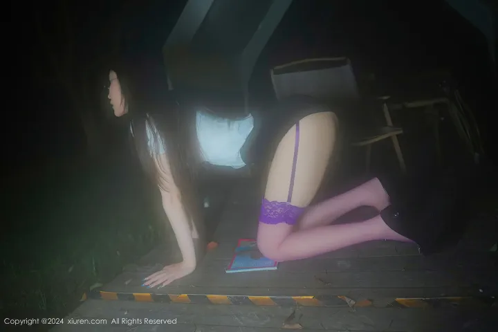 有一位穿着紫色文胸上衣的女士和一位穿着黑色文胸上衣的女士