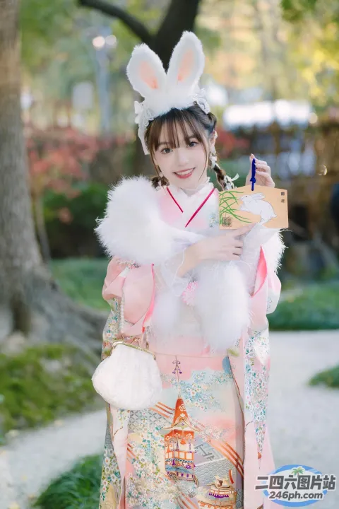 有个穿着和服的女人，手里拿着一个纸袋