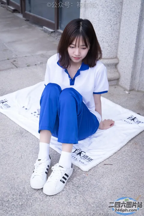 arafed 亚洲女孩坐在地上的毛巾上