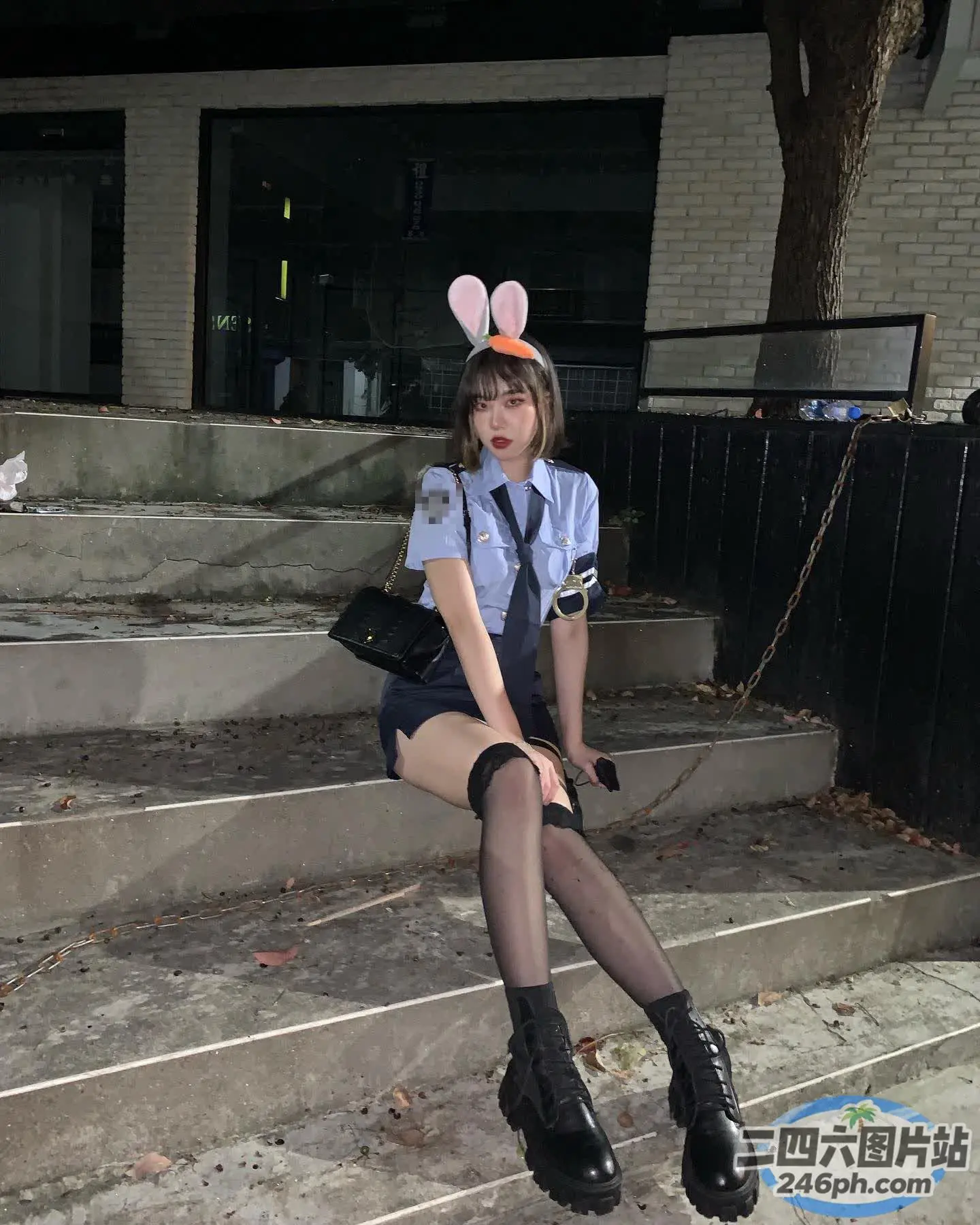 台阶上坐着一个戴着兔子耳朵帽的女人