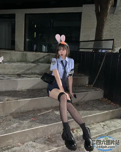台阶上坐着一个戴着兔子耳朵帽的女人