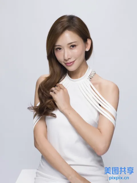 阿拉菲白裙女人摆姿势拍照