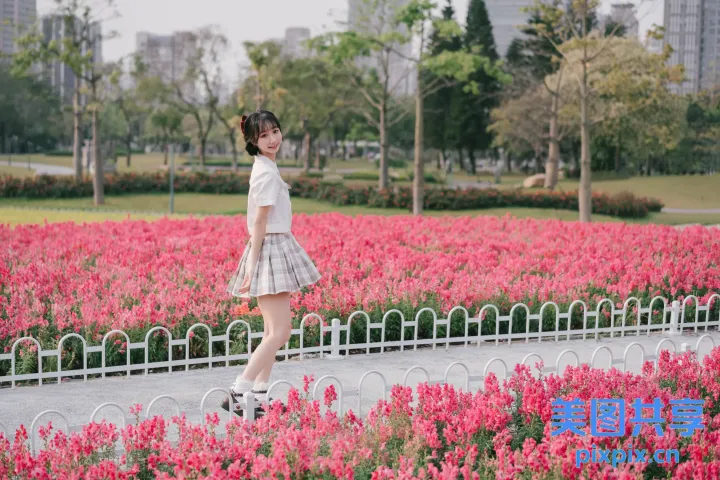有个女人走在花田里