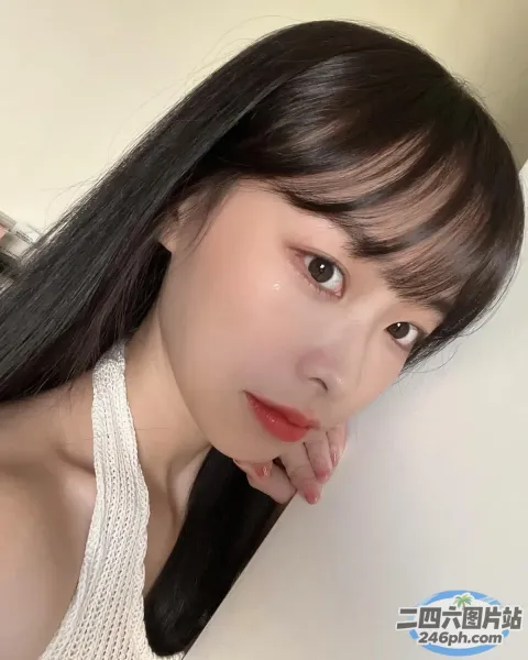 有一位长发女子摆姿势拍照