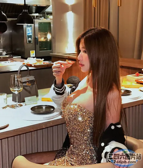 在餐厅里坐在桌子旁吃东西的女人