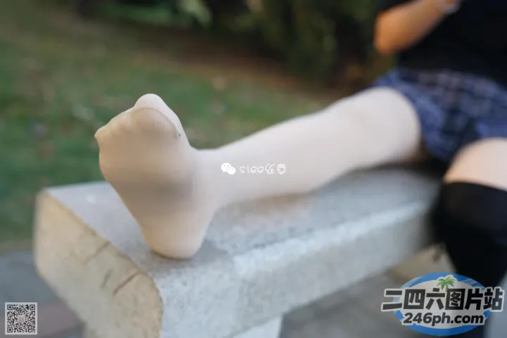 有个女人坐在长凳上，双腿交叉