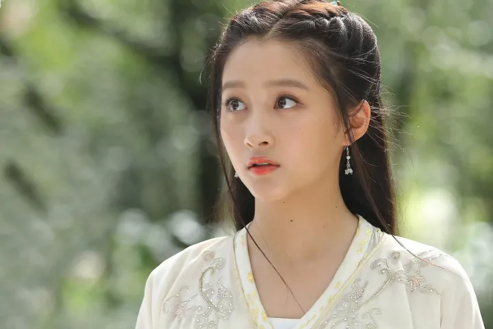 戴着项链和耳环的阿拉夫女人看着镜头