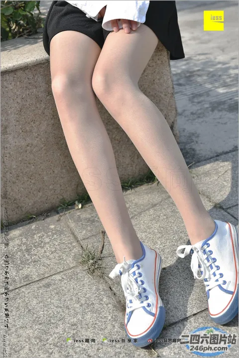 有个女人坐在长凳上，双腿交叉