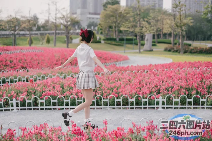 有一个女孩正行走在花田里