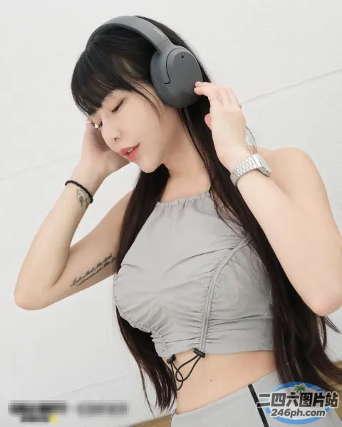 戴着耳机和上衣的人的特写