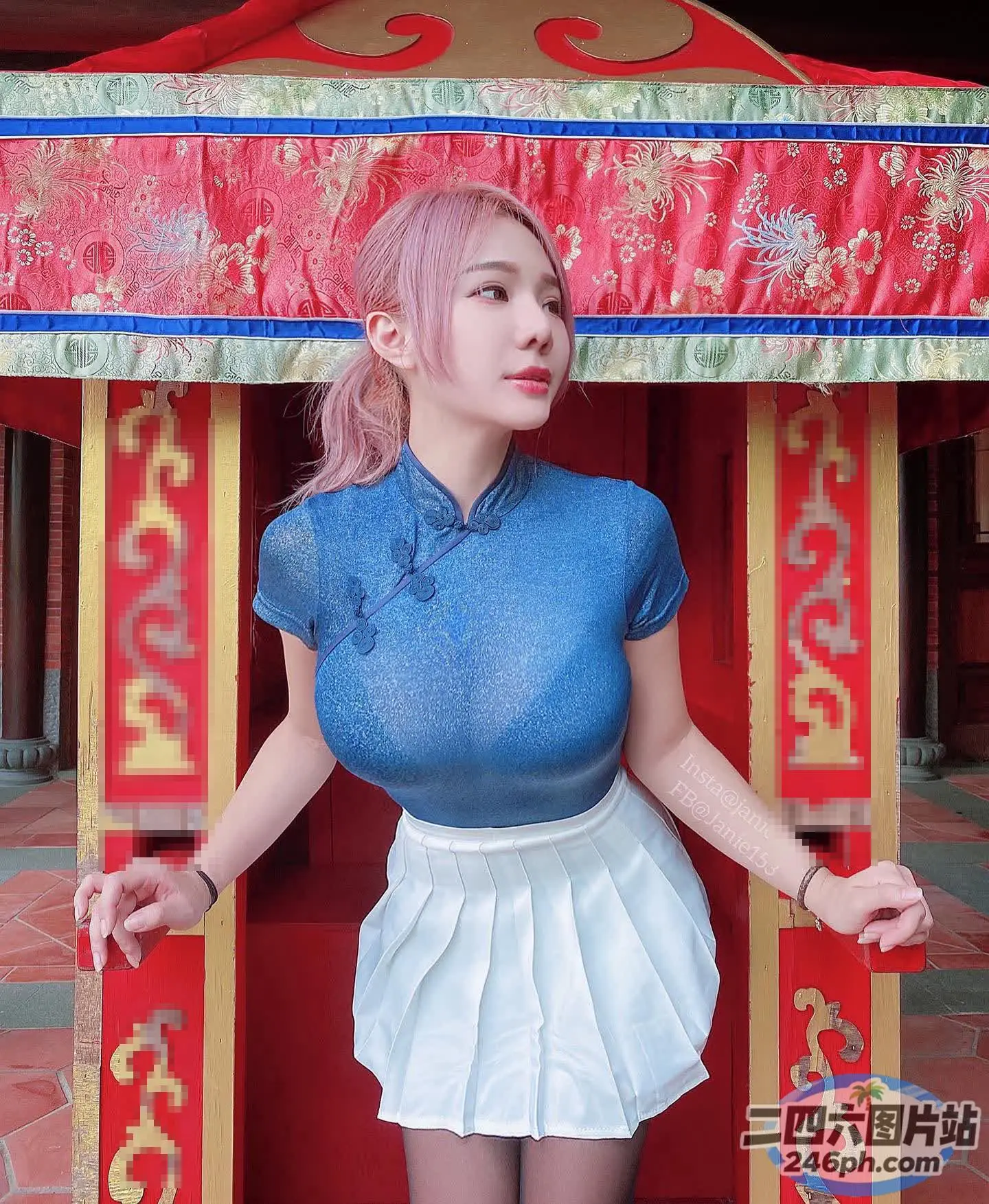 有一个女人站在一个红黄相间的小结构中