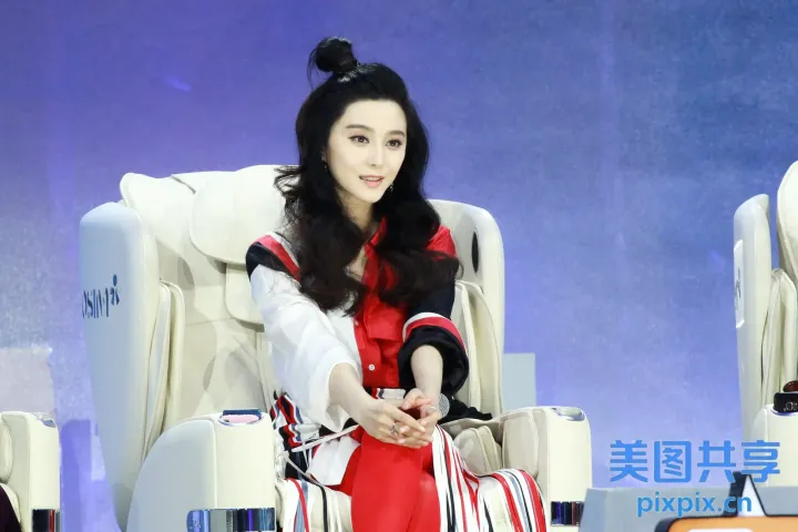有一个女人坐在椅子上，一只手放在膝盖上