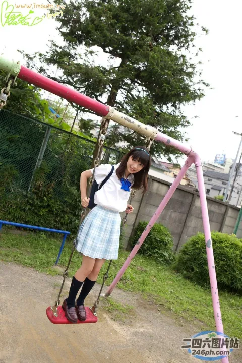 穿着校服的 Araffe 女孩在秋千上荡秋千