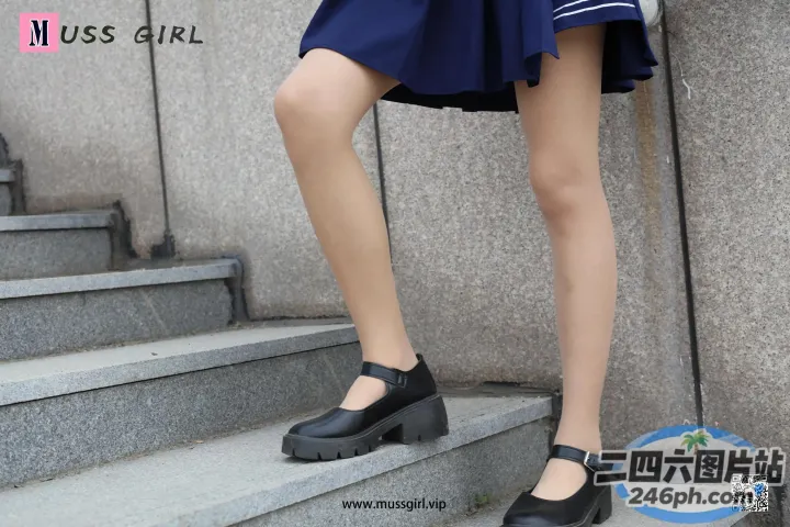 身穿蓝色连衣裙和黑色鞋子的 arafed 女人站在台阶上