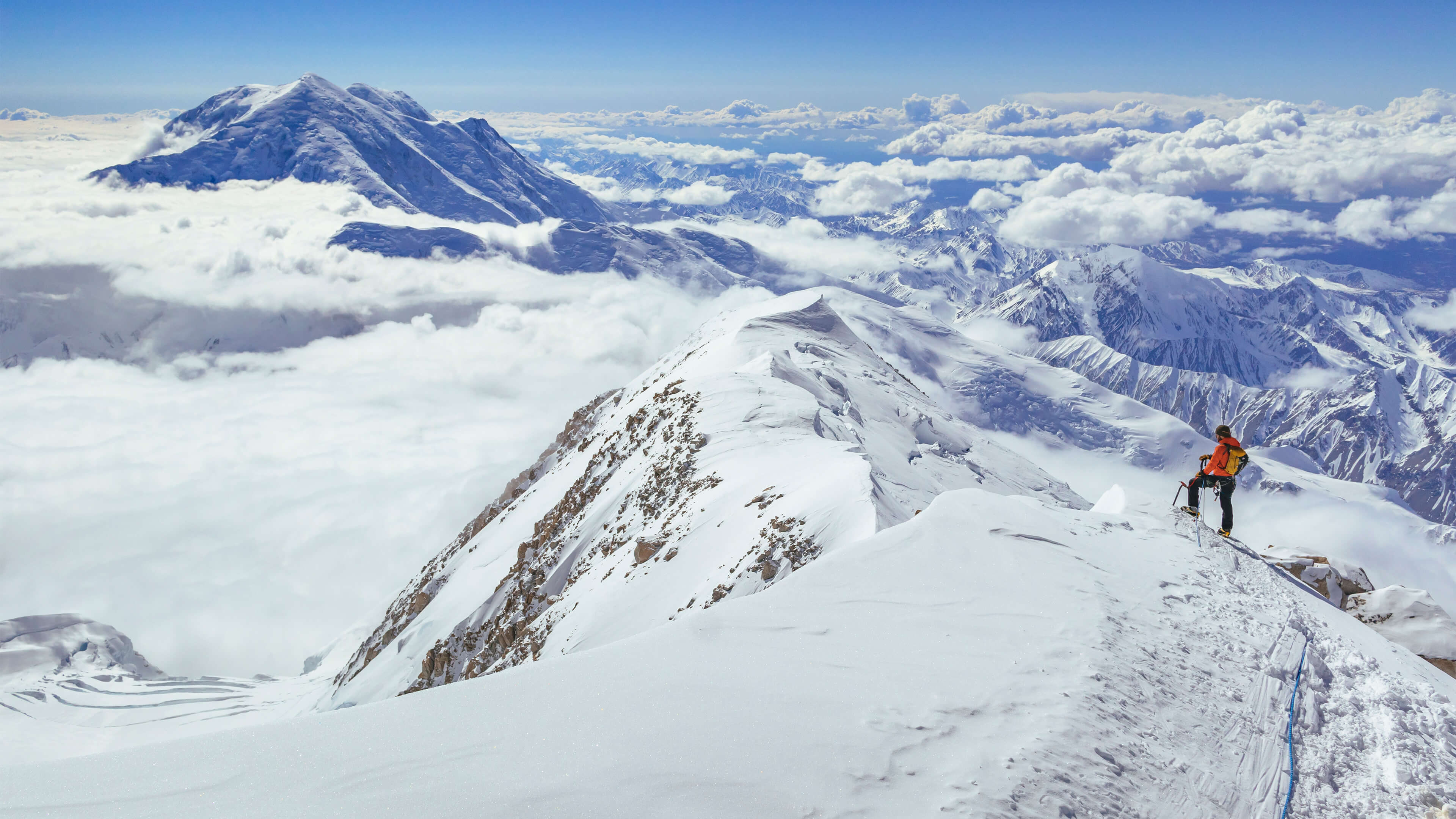 山顶上的滑雪者可以欣赏到云层的景色