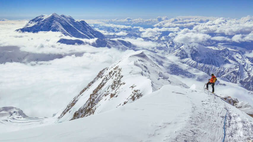 山顶上的滑雪者可以欣赏到云层的景色