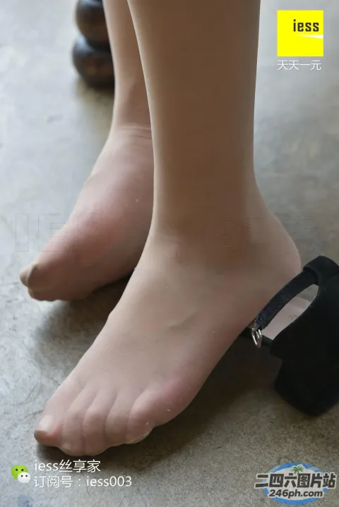 地板上有一个女人的脚，脚上穿了黑色的鞋子