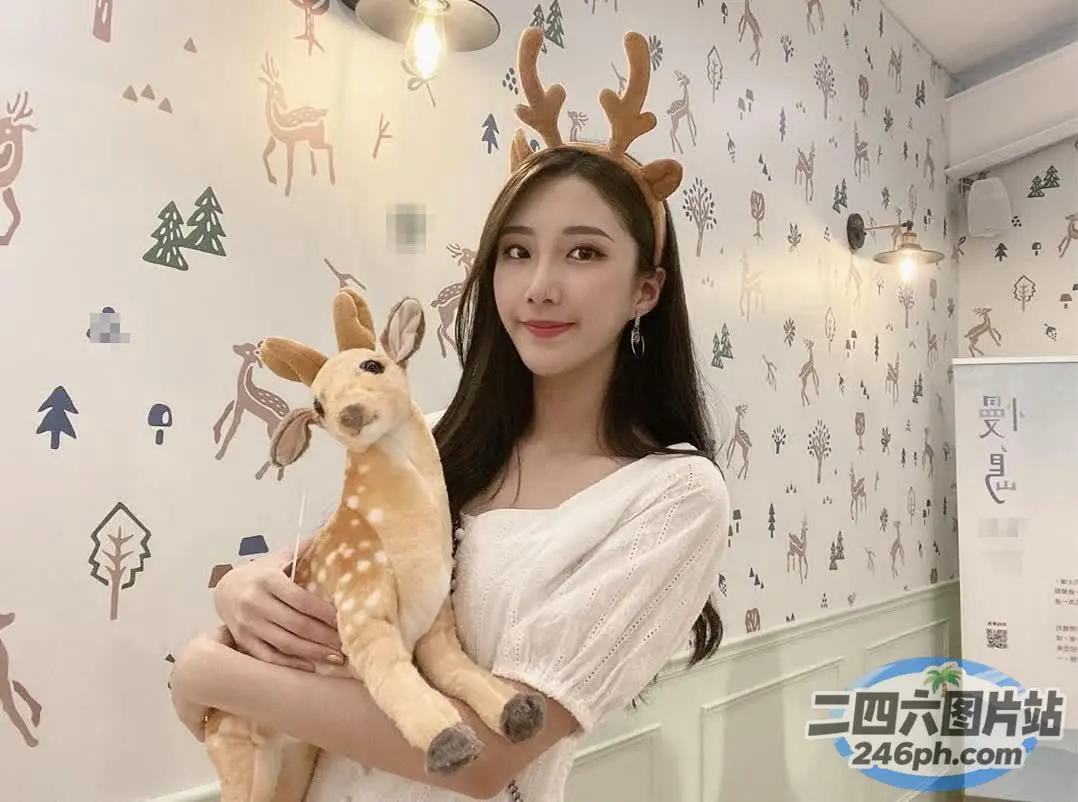 戴着鹿头带的 Araffe 手里拿着一个毛绒玩具